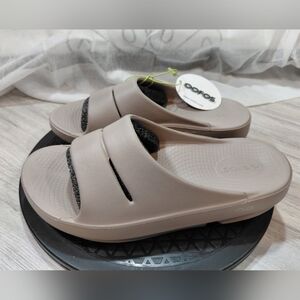 NEW OOFOS Women's OOAAH Tan Nomad Comfort Recovery Slide Sandals SIZE 8